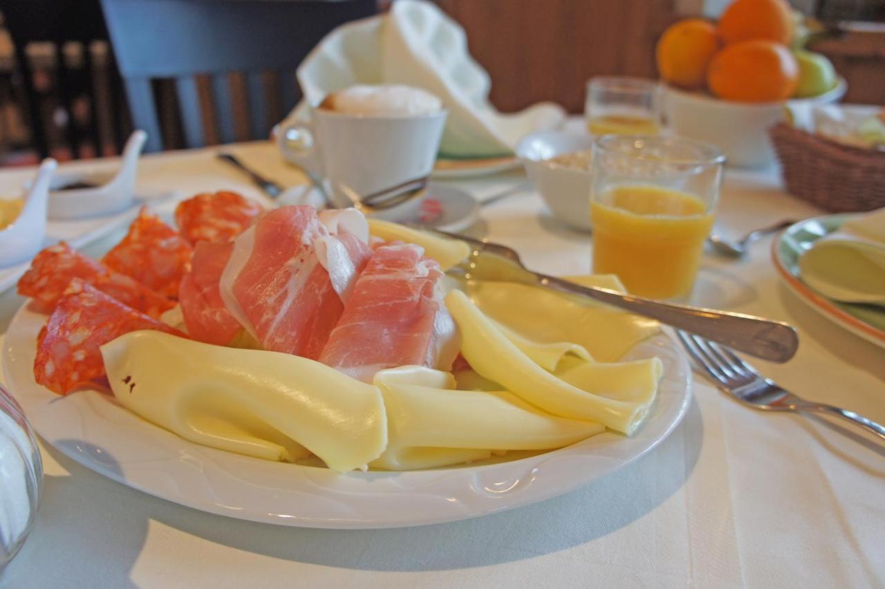 Garching an Der Alz Hotel Heimfeld Restaurant Cafe מראה חיצוני תמונה