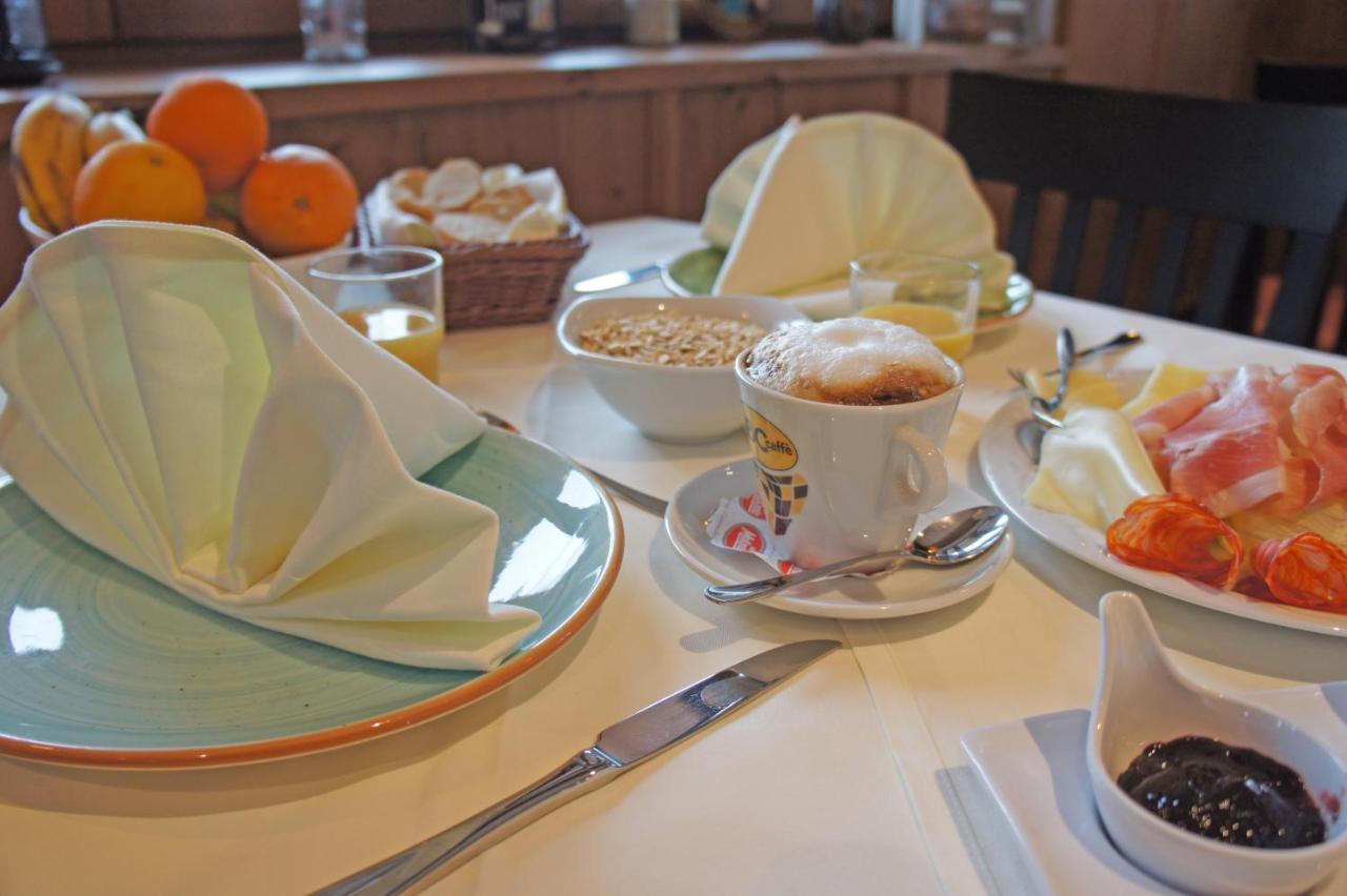 Garching an Der Alz Hotel Heimfeld Restaurant Cafe מראה חיצוני תמונה